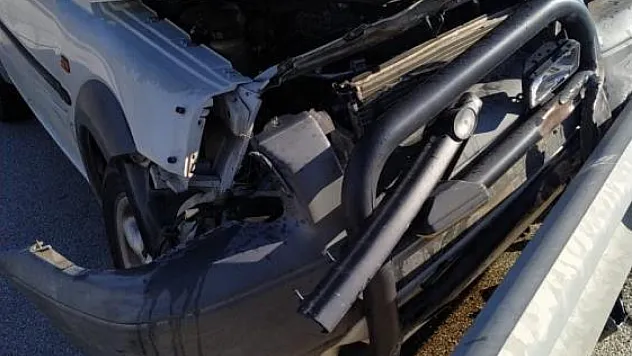 Direksiyon hakimiyetini kaybeden sürücü bariyere girdi: 1 yaralı