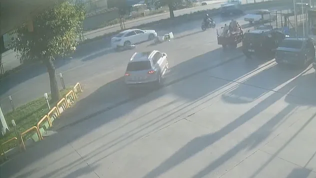 Direksiyon hakimiyetini kaybeden motosiklet otomobile çarptı