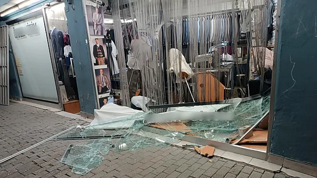 Direksiyon hakimiyetini kaybeden sürücü dükkana girdikten sonra firar etti
