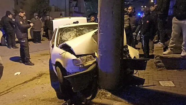 Direksiyon hakimiyetini kaybetti, aydınlatma direğine çarptı: 3 yaralı