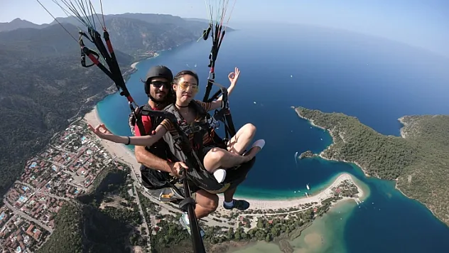 'Diren Wuhan' Yamaç paraşütçülerinden Çinlilere destek