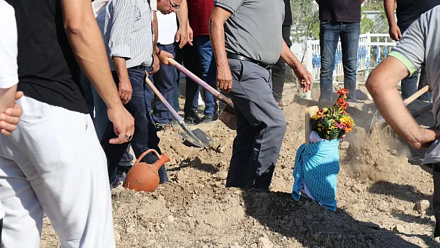 Doğumda annesiyle birlikte ölen Güney'in kundağı mezar taşına sarıldı