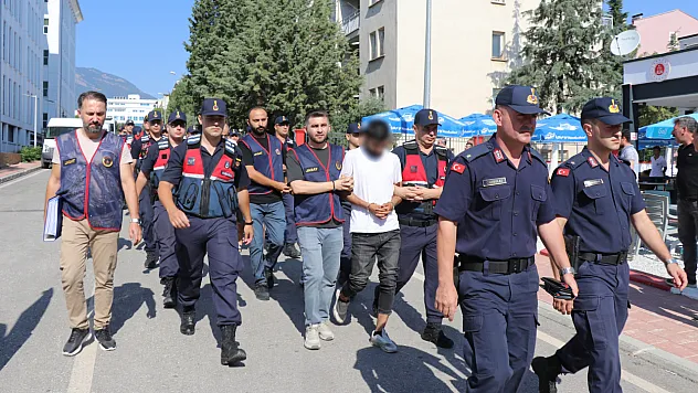 Dolandırıcılar, kuryelerini sosyal medyadan verilen 'günlük dolgun ücretli' iş ilanlarıyla bulmuş