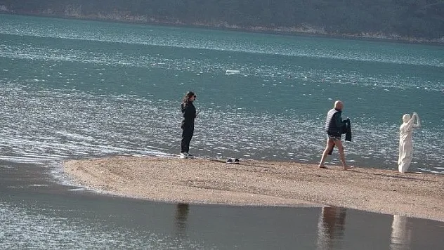 Dünyaca ünlü plaj hafta sonu iki arkadaşa kaldı