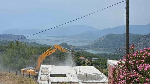 Dünyaca ünlü sahil manzaralı imara aykırı yapılar yıkılıyor