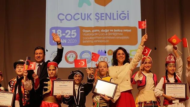 Dünyanın dört bir yanından gelen çocuklar Menteşe sahnesinde dans etti