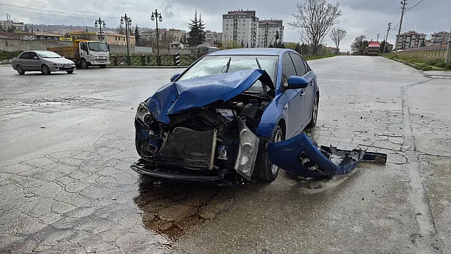 'Dur' levhasına uymayan otomobil, çöp kamyonuna çarptı: 1 yaralı