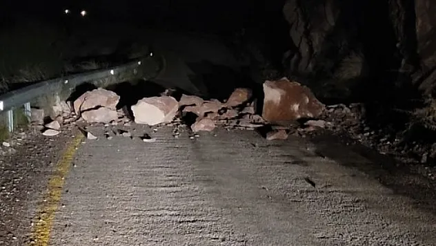 DÜŞEN KAYALAR FARALYA'DA YOLU KAPATTI