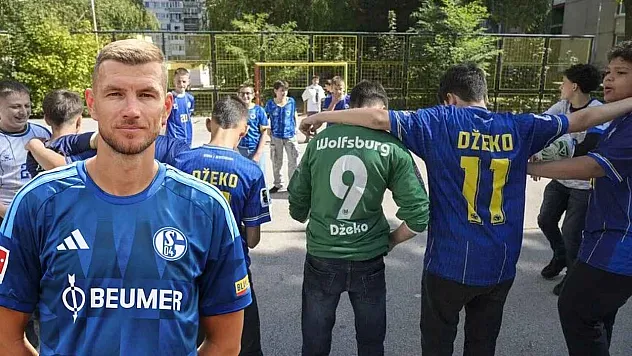 Edin Dzeko'nun eğitim gördüğü okulda öğrenciler, milli futbolcuyu örnek alıyor
