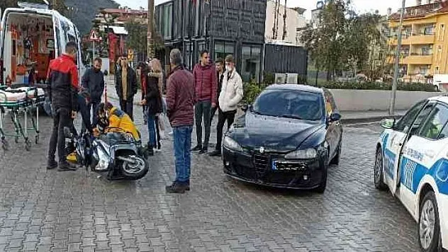 Ehliyetsiz sürücü motosiklete çarptı: 1 yaralı