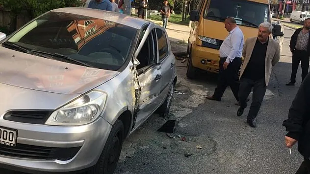 El frenini çekmeyi unutunca 3 araca çarptı