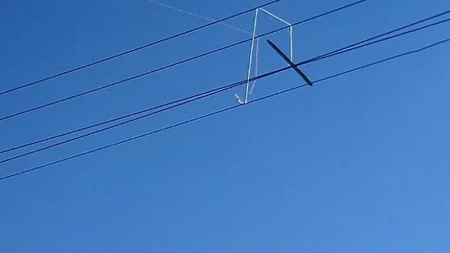 Elektrik hattına dolanan uçurtma yangın çıkardı