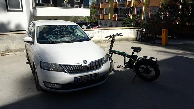 Elektrikli bisiklet ile arabaya çarptı! 14 yaşındaki çocuk ağır yaralandı