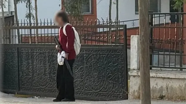 Elinde silahla okula gelen öğrenci böyle görüntülendi