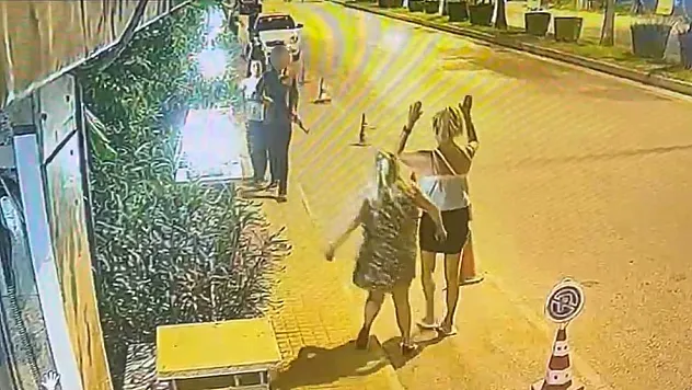 Elinde uzun namlulu plastik silahla sokağa çıktı jandarmayı alarma geçirdi