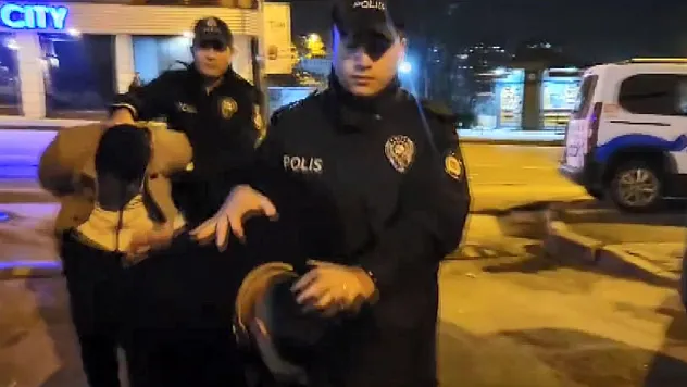 Ellerini ve ayaklarını bağlayarak 20 bin dolarını çaldılar