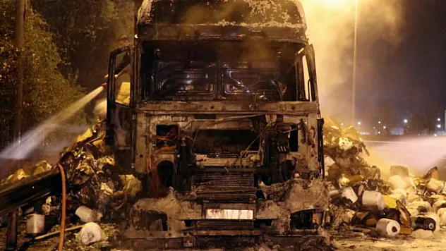 Elyaf iplik yüklü tır yanarak hurdaya döndü