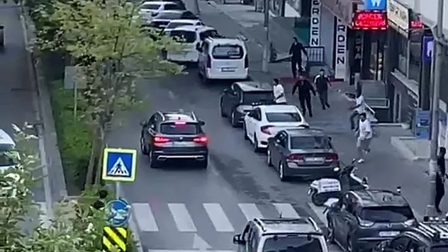 Emlakçıda başlayan tartışma sokakta bıçaklı kovalamacaya döndü