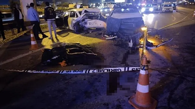 Emniyet şeridindeki sürücüye otomobil çarptı: 1 ölü