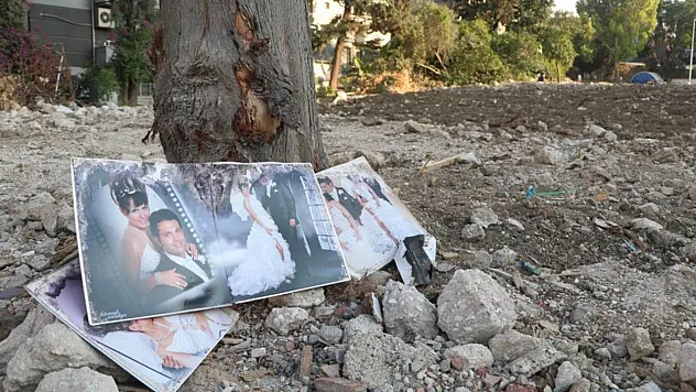 Enkazdan geriye kalan fotoğraf duygulandırdı