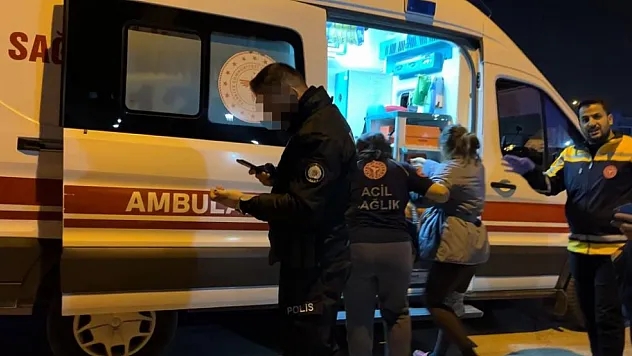 Erkek arkadaşıyla kavga ederken kendini bıçakladı!