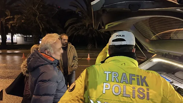 Eşinin sürüşünü beğenmeyip direksiyona geçti, ehliyetinden oldu