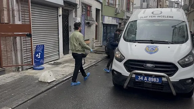 Eski kız arkadaşının evinde gördüğü adamı bıçakladı