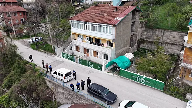 Evin çatısına ve önündeki çitlere yazılan yazılar ekipleri harekete geçirdi