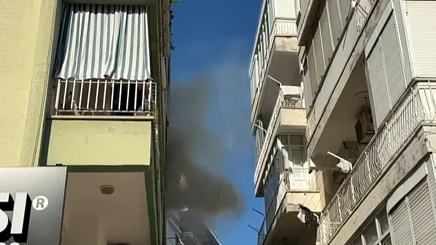 Evin mutfağında çıkan yangında evde bulunan 3 kişi dumandan etkilendi
