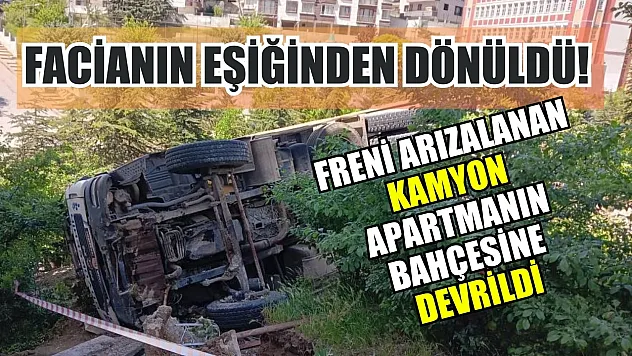 Facianın eşiğinden dönüldü! Freni arızalanan kamyon apartmanın bahçesine devrildi