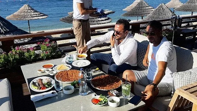 Fahiş fiyatlarıyla dudak uçuklatan restoran görüntülendi