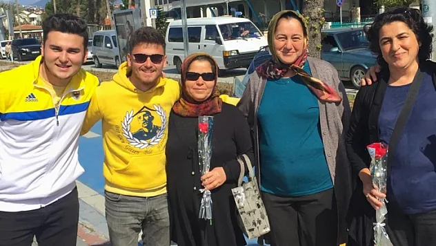 Fenerbahçeliler karanfil dağıttı