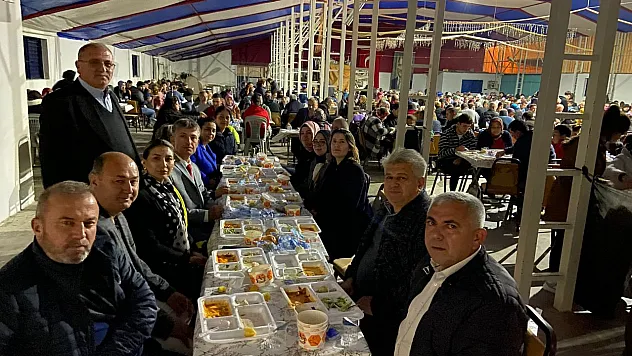 Ferzan Çakal iftarını Esenköy'de açtı