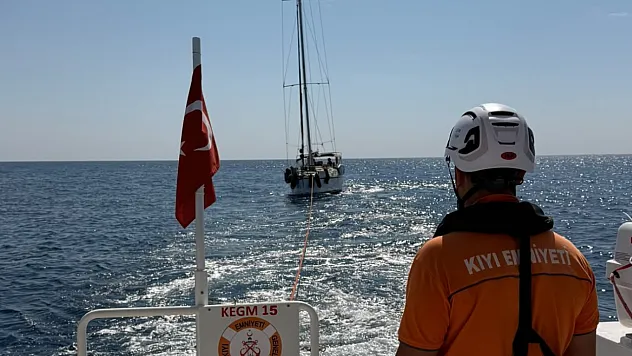 Fethiye açıklarında sürüklenen teknedeki 4 kişi kurtarıldı
