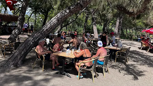 Fethiye Akmaz Plajı yerli ve yabancı vatandaşlardan ilgi görüyor