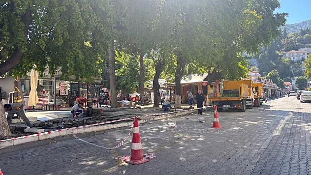 Fethiye Belediye Caddesi'nde kaldırım parkeleri yenileniyor