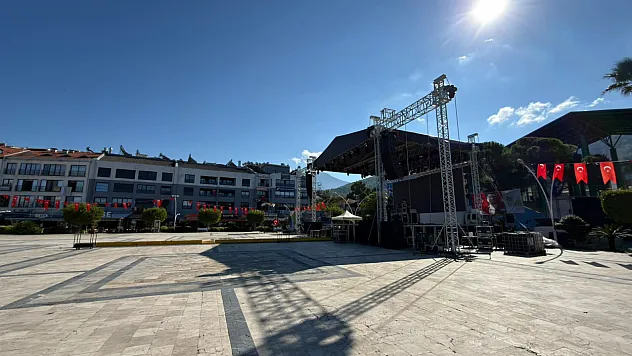 Fethiye Beşkaza Meydanı Derya Uluğ konserine hazırlanıyor