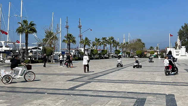 Fethiye Beşkaza Meydanı'nda bahar neşesi: Çocuk kahkahalarıyla dolu