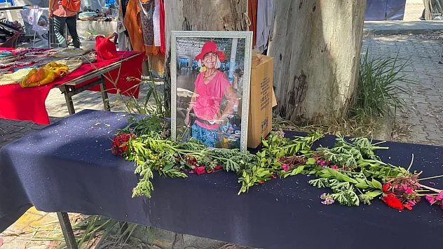 Fethiye Çalış 2. El Pazarı'nda hüzün: Tezgahı çiçeklerle donattılar