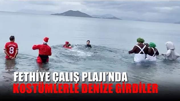 Fethiye Çalış Plajı'nda kostümlerle denize girdiler