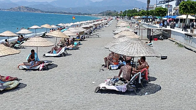 Fethiye Çalış Sahili'nde Yerli ve Yabancı Turistler Denizin Keyfini Çıkardı