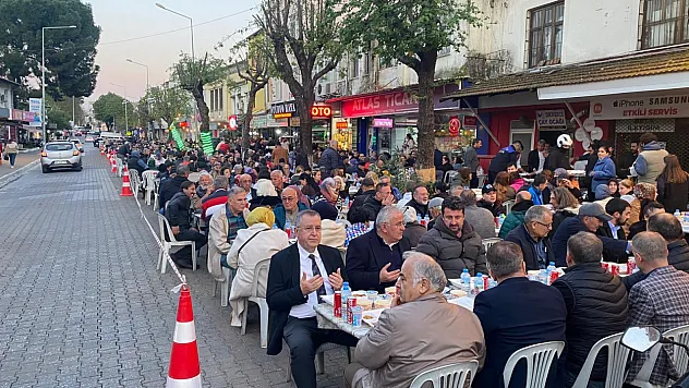 Fethiye Çarşı Caddesi esnafı geleneksel iftar sofrasını kurdu