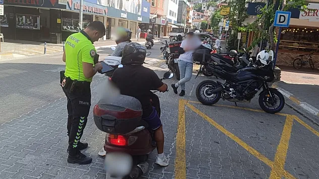 Fethiye Çarşı Caddesi'nde motosiklet denetimi: Ehliyet ve evrak sorgusu yapıldı