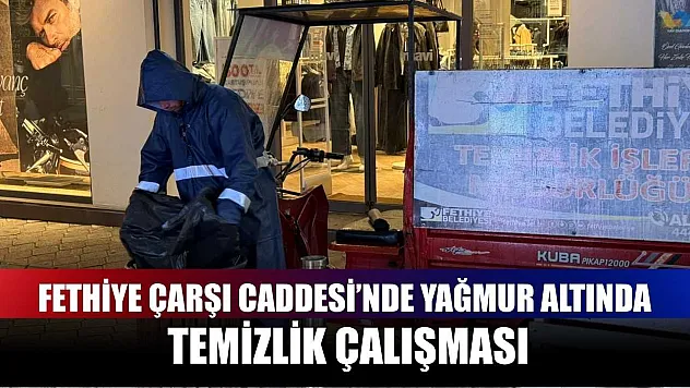 Fethiye Çarşı Caddesi'nde Yağmur Altında Temizlik Çalışması