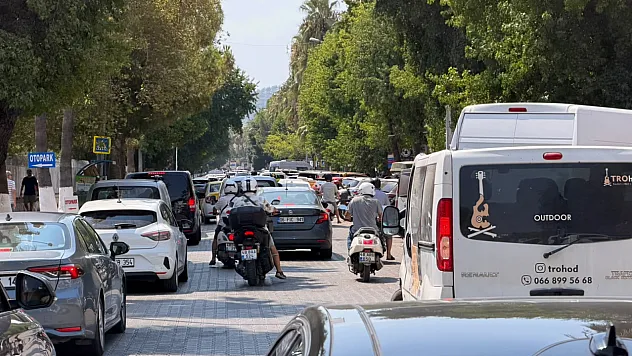 Fethiye Çarşı'da Gün İçinde Trafik Yoğunluğu