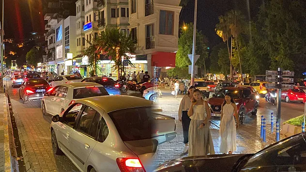 Fethiye Çarşı Merkezinde Akşam Saatlerinde Trafik Yoğunluğu