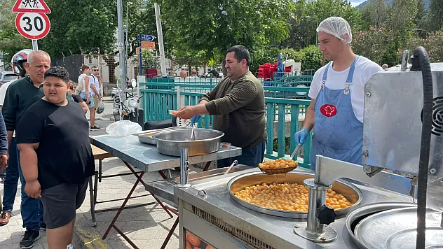 Fethiye Cuma Pazarı'nda hayır bereketi: Vefat edenler için lokma dağıtıldı
