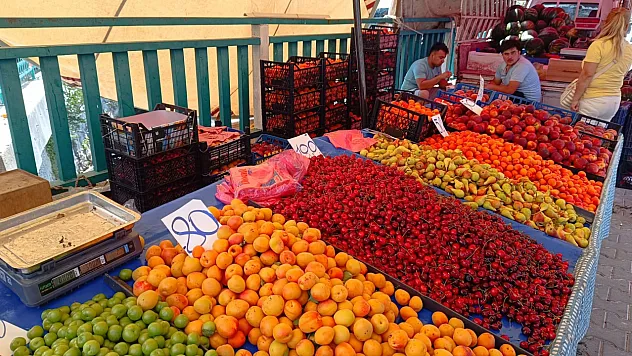 Fethiye Cuma Pazarı'nda Yaz Meyveleri Tezgahları Renklendirdi