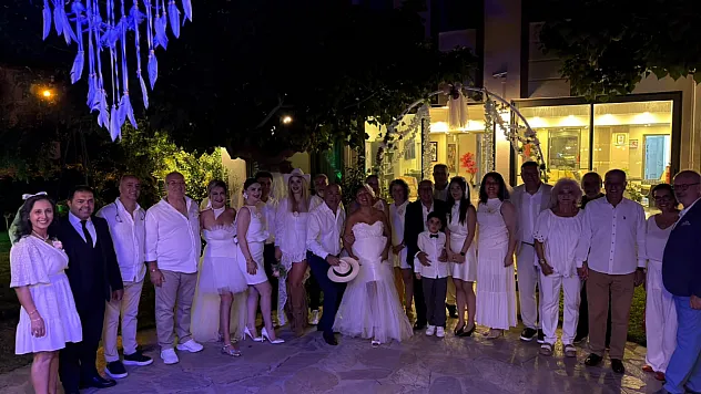Fethiye'de 10 yıllık evlilik kutlamasında 20 çift nikah tazeledi