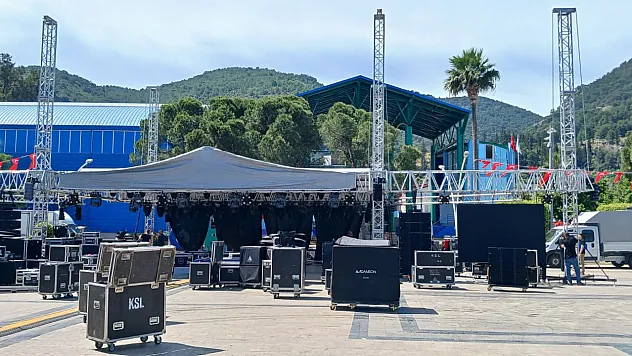 Fethiye'de 19 Mayıs Coşkusu: Dolu Kadehi Ters Tut Konseri Beşkaza Meydanı'nda